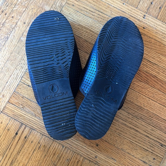 GUC volcom sandals - Picture 2 of 2